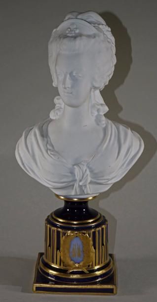 null Buste de Marie-Antoinette en biscuit sur un piédouche en porcelaine bleu et...
