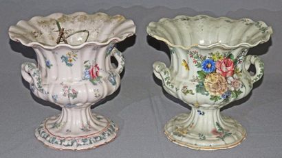null Deux Vases côtelés de forme Médicis à deux anses, en faïence à décor floral...