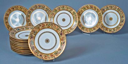 SÈVRES 
Suite de quinze assiettes en porcelaine à décor en or au centre d'une rosace...