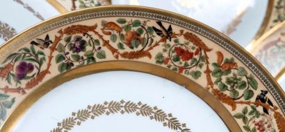SÈVRES 
Suite de quinze assiettes en porcelaine à décor en or au centre d'une rosace...