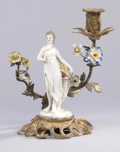 null Bougeoir en bronze doré orné d'une statuette de femme et de fleurettes en porcelaine,...