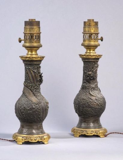null Paire de Pieds de Lampe en forme de vase balustre en bronze patiné et bronze...