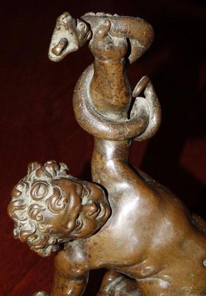 D'après Francesco FANELLI (1577-1663) 
Hercule étouffant les serpents
Bronze à patine...