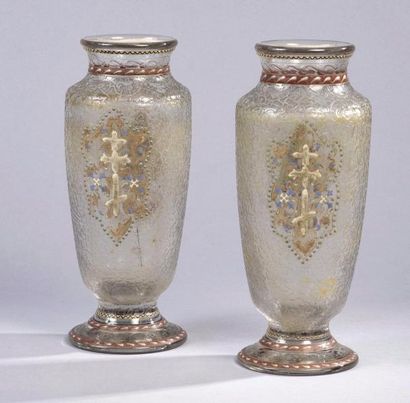 L'ESCALIER DE CRISTAL A PARIS 
Paire de Vases de forme balustre en verre incolore...
