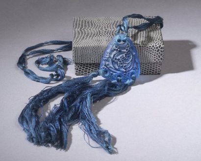 R.LALIQUE 
Pendentif «graines» en verre bleu moulé pressé
Signé «R. Lalique» au dos...