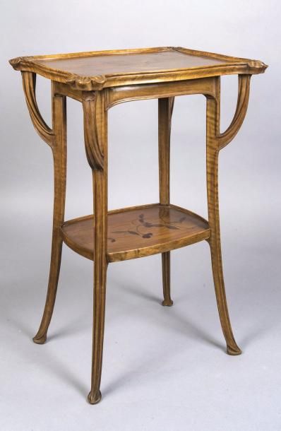 Louis MAJORELLE (1859-1926) 
Petite table de forme mouvementée en bois naturel mouluré...