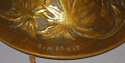 O.MEDNAT (XIX-XXème) 
Paire de bougeoirs en bronze patiné brun et bronze doré à décor...
