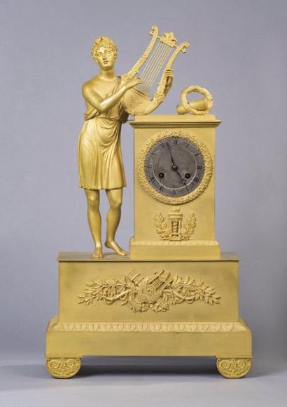 null Pendule en bronze doré figurant Apollon jouant de la lyre, accoudé à une borne...