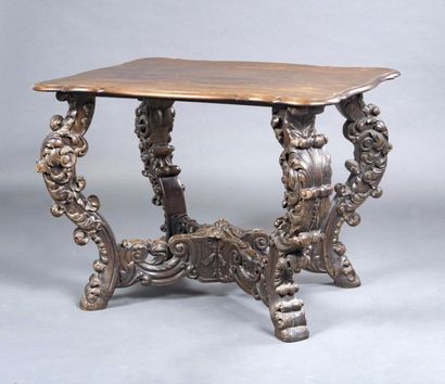 null Table de milieu de forme mouvementée en bois patiné mouluré et richement sculpté,...