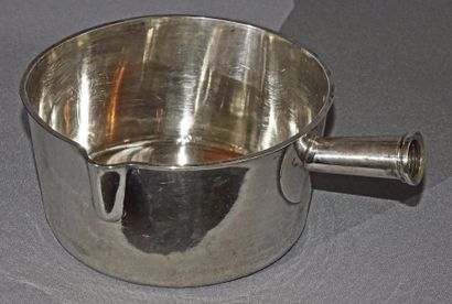 null Casserole à sauce en argent uni, chiffrée.
Après 1838 (déformée, manque le manche).
Poids:...