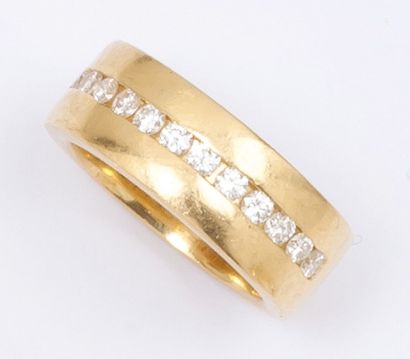null Bague en or jaune ornée d'une ligne de diamants taillés en brillant en serti...
