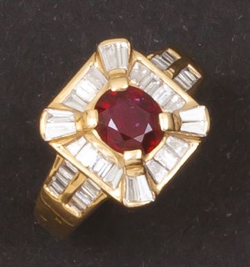 null Bague en or jaune ornée d'un rubis ovale dans un entourage de diamants baguette...