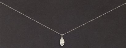 null Chaine et pendentif en or gris orné d'un diamant de taille navette dans un entourage...