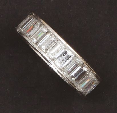 null Alliance en or gris entièrement sertie de diamants baguette.
Tour de doigt:...