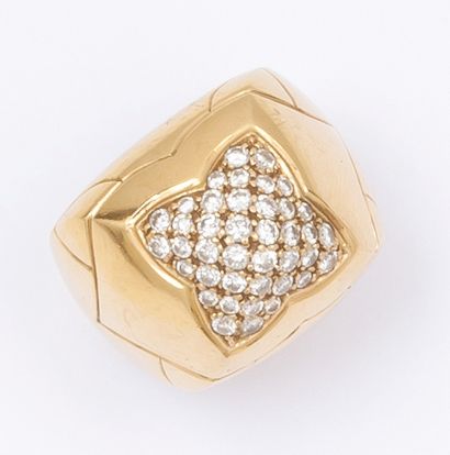 BULGARI Bague «Dôme» en or jaune ciselé ornée d'un pavage de diamants taillés en...