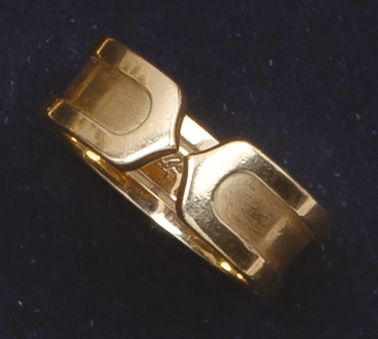 CARTIER Anneau ouvert en or jaune figurant deux «C «Signé Cartier. P. 7 g