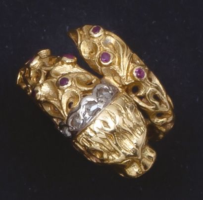 ZOLOTAS Bague «Lion» en or jaune ajouré ornée de diamants taillés en rose et rubis....