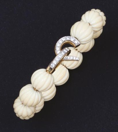 CARTIER Paris Bracelet en platine et or gris orné de boules d'ivoire taillées à godrons....