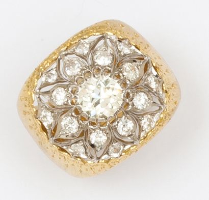 BUCCELLATI Bague en or jaune brossé et or gris à décor ajouré ornée d'un diamant...