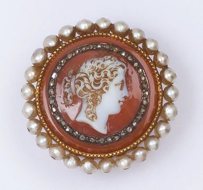 null Broche en or jaune et argent ornée d'un camée sur cornaline figurant un profil...