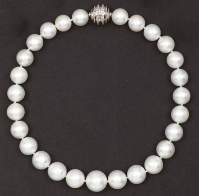 null Important collier de vingt-sept perles de culture des Mers du Sud. Fermoir boule...