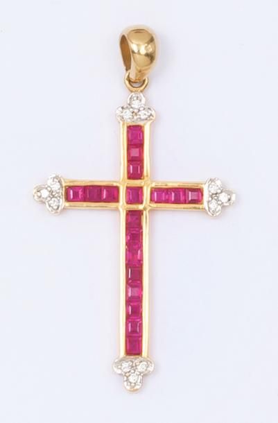 null Pendentif «Croix» en or jaune et or gris orné de rubis calibrés et de diamants...