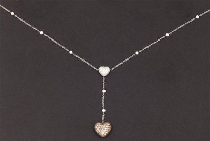 CHOPARD Collier en or gris serti de diamants orné de deux motifs «Coeur» pavés de...