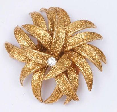 VAN CLEEF & ARPELS Broche «Palmier» en or jaune guilloché ornée d'un diamant taillé...