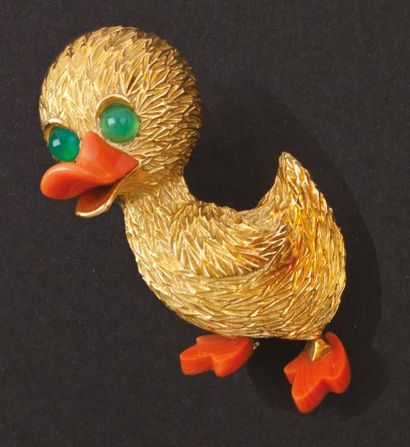 FRED Broche «canard» en or jaune guilloché, les yeux ornés de cabochons de chrysoprase,...