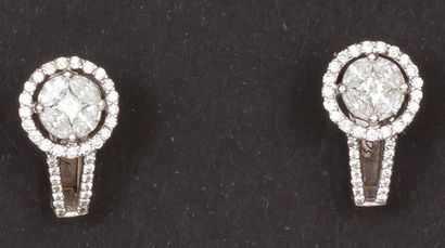 null Paire de boucles d'oreilles en or gris ornée d'un pavage de diamants de taille...