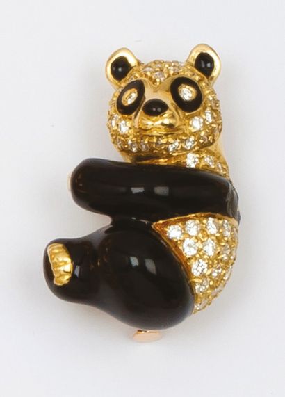  Broche «Panda» en or jaune et émail noir ornée de diamants taillés en brillant....