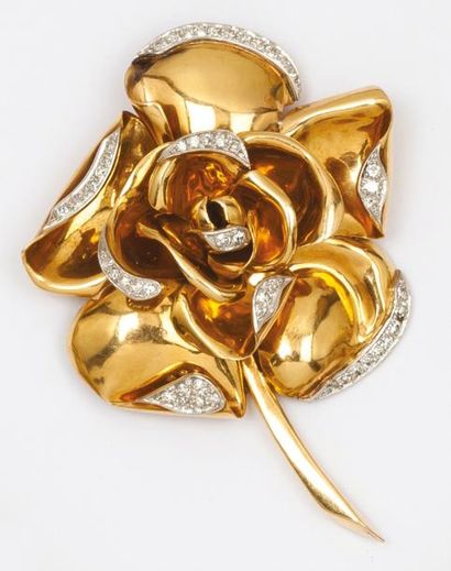null Broche «Fleur» en or jaune ornée de lignes de diamants taillés en brillant....