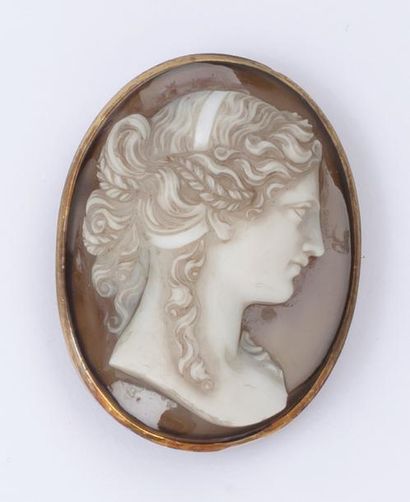 null Broche en or jaune ornée d'un Camée sur agate représentant le profil d'une femme...