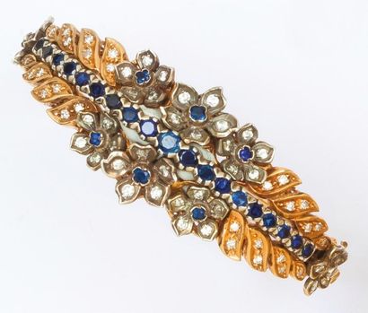 null Bracelet ouvrant en or jaune et argent à décor floral serti de diamants taillés...