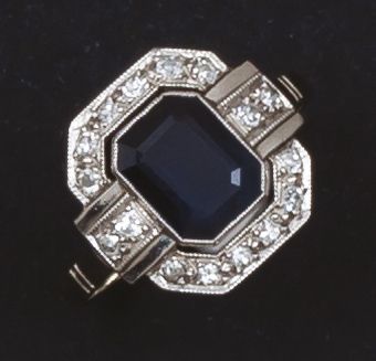 null Bague en platine et or gris ornée d'un saphir rectangulaire dans un entourage...