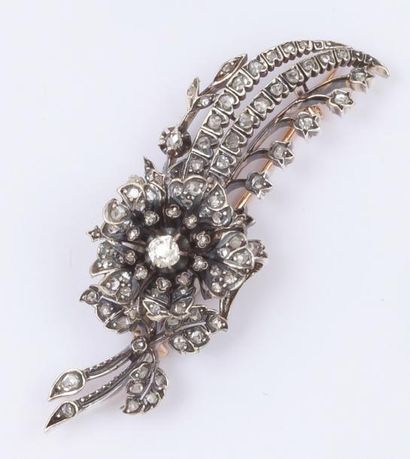 null Broche «Trembleuse» en or rose et argent à décor de fleur d'églantine ornée...