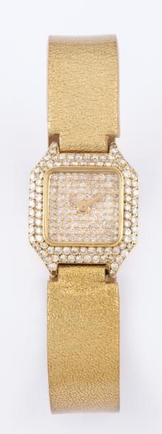 null Montre bracelet de dame en or jaune entièrement pavé de diamant taillé en brillant,...