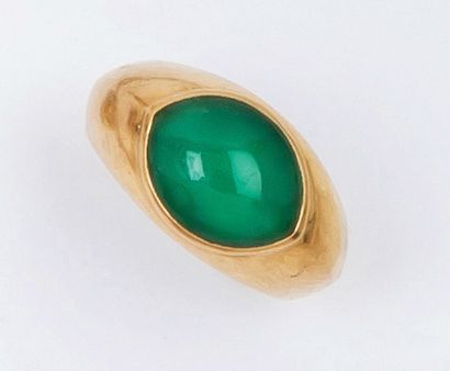 null Bague «jonc» en or jaune sertie d'un cabochon de jade.
Tour de doigt: 46.
P....