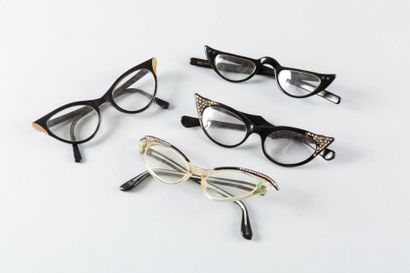 ANONYME Lot de quatre paires de lunettes de vue dont deux ornée de strass