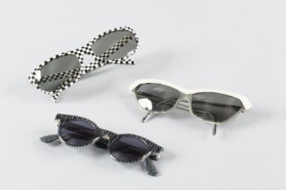 Alain MIKLI Lot de trois paires de lunettes de soleil dans les tons noir et blan...