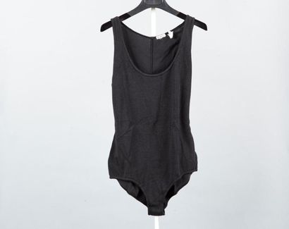 ALAÏA Lot composé d'un combi-short et d'une mini robe en maille noir ; nous y joignons...