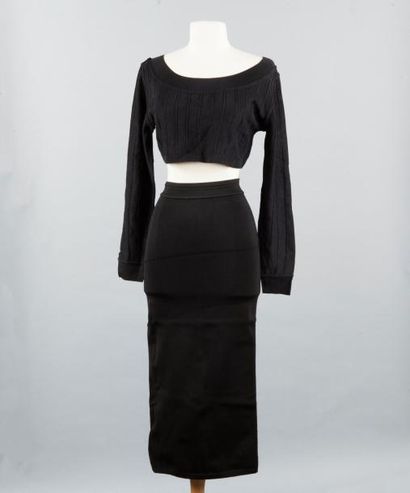 ALAÏA Ensemble en maille noire composé d'un crop top et d'une jupe ; nous y joignons...