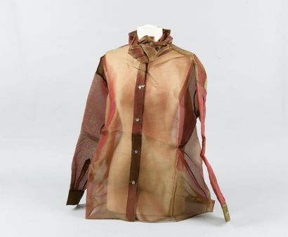 Romeo GIGLI Lot de deux blouses en gazar irisé bronze et d'un gilet en macramé à...