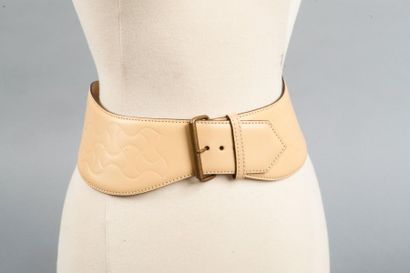 ALAÏA Large ceinture en cuir beige ornée d'un motif mouvementé. Longueur : 65 cm....