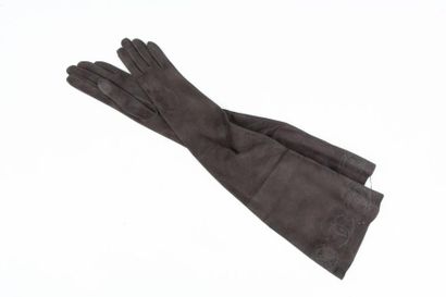 CHANEL Paire de gants longs en daim noir brodés du sigle, doublés d'ottoman fuchsia....