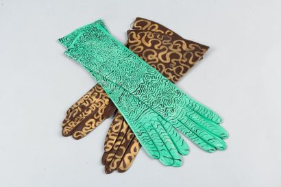 SAINT LAURENT Rive Gauche Lot de deux paires de gants l'une en cuir brun, ornée d'un...