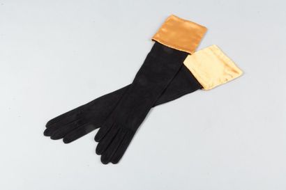 Christian DIOR Boutique n°95506 Paire de longs gants en daim noir ornée d'un large...