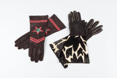 MOSCHINO, Anonyme Lot de deux paires de gants, l'une en daim noir brodée d'une étoile...