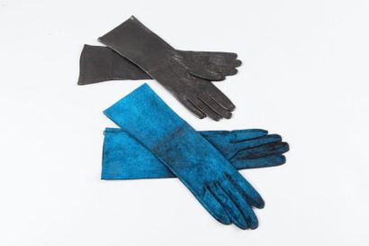 ANONYME Lot de deux paires de gants mi-longs, l'une en daim noir irisé bleu, l'autre...