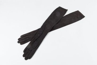 Christian DIOR Gants Paire de longs gants boutonnés en chevreau velours noir. Taille...